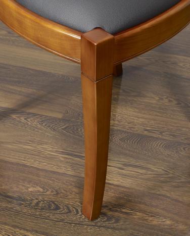 Silla Lou fabricada en madera de cerezo macizo de estilo Louis Philippe