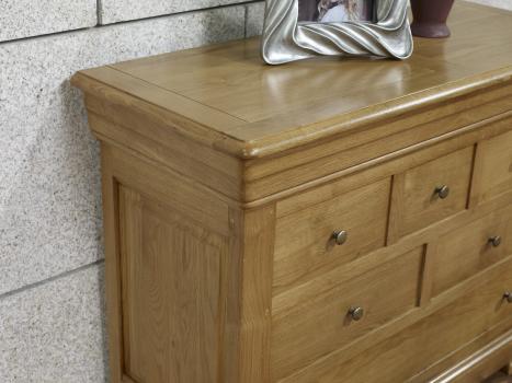 Cómoda Ludovic fabricada en madera maciza de roble en estilo Louis Philippe 