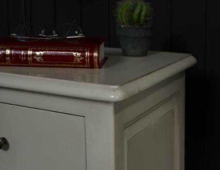 Mesa de noche 1 cajón 1 puerta Laura hecho en madera maciza de cerezo estilo Louis Philippe acabado Cerezo Pátina Crema