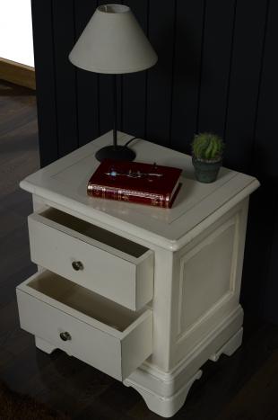 Mesa de noche 1 cajón 1 puerta Laura hecho en madera maciza de cerezo estilo Louis Philippe acabado Cerezo Pátina Crema
