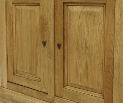 Aparador 2 puertas fabricado en madera de roble macizo al estilo Louis Philippe 