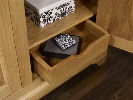 Armario vitrina Antoine de 2 puertas fabricado en madera de roble macizo al estilo Louis Philippe