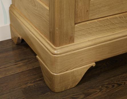 Armario vitrina Antoine de 2 puertas fabricado en madera de roble macizo al estilo Louis Philippe