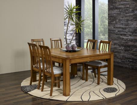 Silla Clemente fabricada en madera de roble macizo estilo contemporáneo