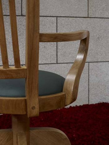 Sillón de oficina giratorio Hugo fabricado en madera de roble macizo al estilo Louis Philippe
