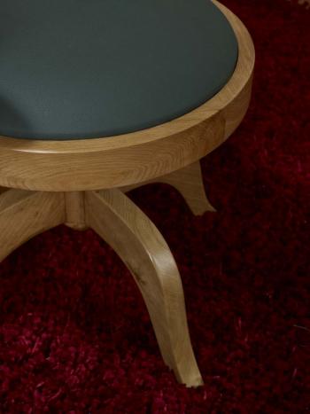 Sillón de oficina giratorio Hugo fabricado en madera de roble macizo al estilo Louis Philippe