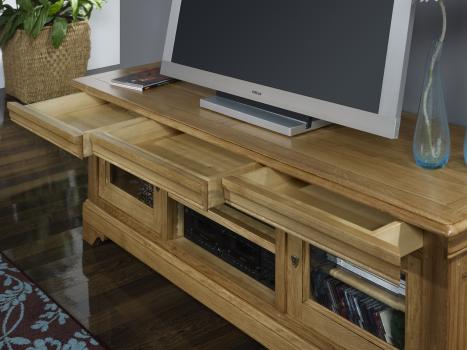 Mueble TV 16/9 Ingrid fabricado en madera de Roble macizo al estilo Louis Philippe