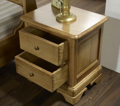 Mesa de noche 2 cajones Jean-Baptiste hecha de madera de roble macizo estilo Louis Phlippe