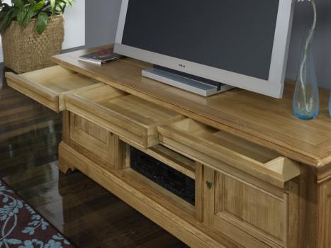 Mueble  TV 16/9 Julian fabricada en madera de Roble maciza al estilo Louis Philippe