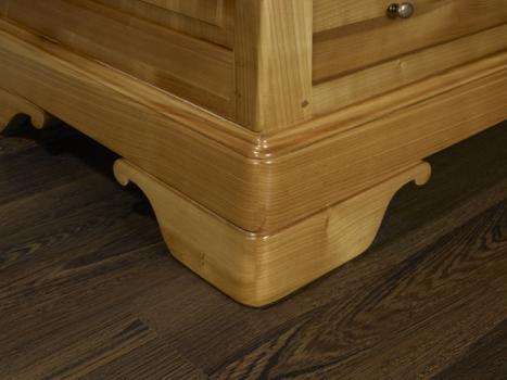 Cómoda Salomé de 4 cajones fabricada en madera de cerezo macizo al estilo de Louis Philippe