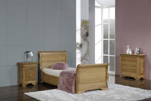 Cómoda Guillermo de 3 cajones fabricada en madera maciza de roble estilo Louis Philippe