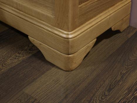 Cómoda Guillermo de 3 cajones fabricada en madera maciza de roble estilo Louis Philippe
