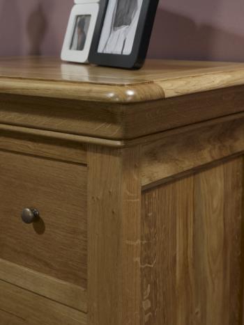 Cómoda Guillermo de 3 cajones fabricada en madera maciza de roble estilo Louis Philippe