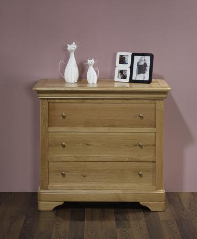 Cómoda Guillermo de 3 cajones fabricada en madera maciza de roble estilo Louis Philippe