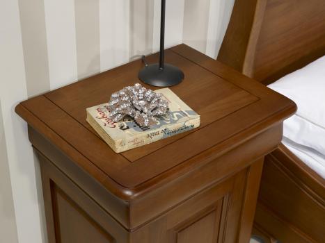 Mesa de noche 1 cajón 1 puerta Hugo fabricada en roble sólido estilo Louis Philippe acabado Roble Medio