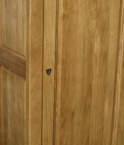 Armario Leo de 1 puerta y 1 cajón fabricado en madera de roble macizo estilo Louis Philippe