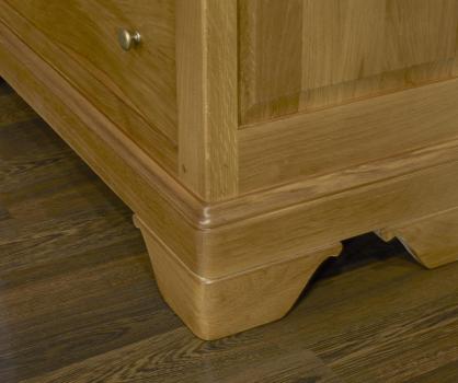 Cómoda Natán de 4 cajones fabricada en madera de roble macizo en estilo Louis Philippe