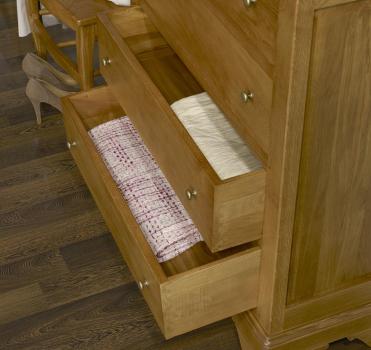 Cómoda Natán de 4 cajones fabricada en madera de roble macizo en estilo Louis Philippe