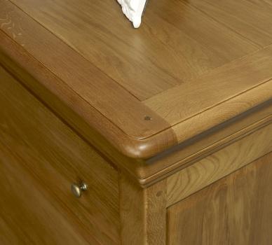 Cómoda Natán de 4 cajones fabricada en madera de roble macizo en estilo Louis Philippe