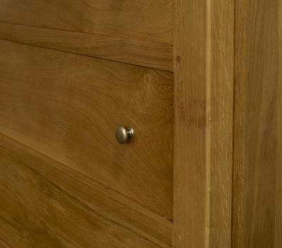 Cómoda Natán de 4 cajones fabricada en madera de roble macizo en estilo Louis Philippe