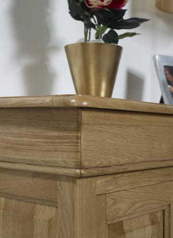 Aparador Aldo de 3 puertas fabricado en madera de roble macizo al estilo Louis Philippe