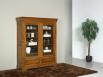 Armario vitrina Delphine de 2 puertas y 2 cajones fabricado en madera de cerezo macizo al estilo Louis Philippe 