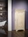 Armario Leo fabricado en madera de roble macizo al estilo de Louis Philippe con acabado roble cepillado blanqueado.