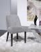 Silla Alfonso, asiento y respaldo tapizados, pies de madera maciza de Fresno línea contemporánea