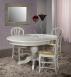 Mesa de comedor ovalada con pata central de Roma 150x110 fabricada en madera de roble macizo al estilo Louis Philippe acabado en roble cepillado gris perla