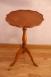 Pedestal Camille fabricado en madera maciza de cerezo de estilo Louis Philippe