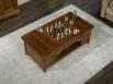 Mesa de centro con juego de ajedrez fabricada en madera de cerezo macizo en estilo Louis Philippe