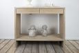 Consola Frederico de 2 cajones fabricada en madera de roble macizo estilo contemporáneo 