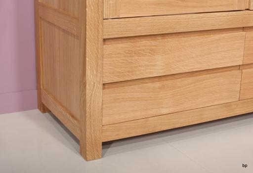 Estantería librería Mateus de 2 puertas y 4 cajones fabricado en madera de Roble macizo estilo contemporáneo