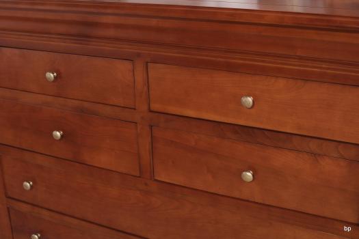 Cómoda Mirian de 6 cajones fabricada en madera de cerezo macizo al estilo Louis Philippe
