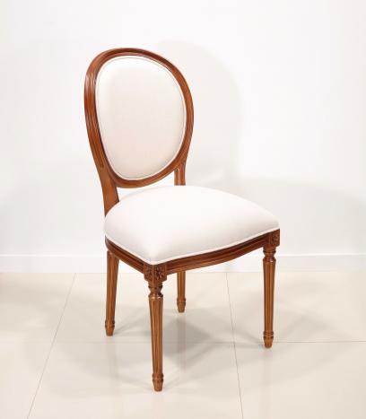 Silla Emeline de madera maciza de cerezo de estilo Luis XVI 