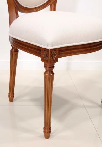 Silla Emeline de madera maciza de cerezo de estilo Luis XVI 