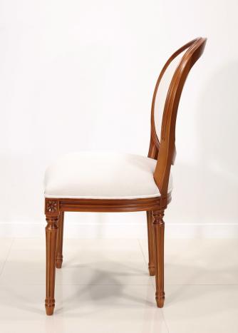 Silla Emeline de madera maciza de cerezo de estilo Luis XVI 