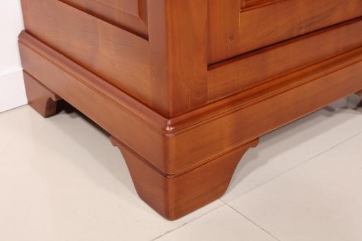 Armario vitrina Virginie fabricado en madera maciza de cerezo en estilo Louis Philippe