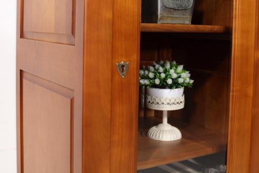 Armario vitrina Virginie fabricado en madera maciza de cerezo en estilo Louis Philippe