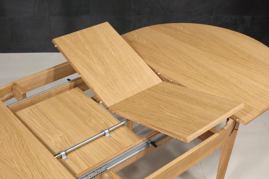 Mesa ovalada de 160 x 110 cm fabricada en roble macizo de estilo Directorio con dos extensiones incorporadas de 40 cm