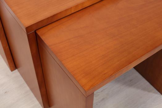 Mesas nido de línea contemporánea en madera de cerezo 