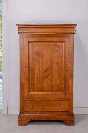 Armario Camille fabricado en madera maciza de cerezo al estilo Luis Felipe