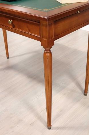 Escribanía Romy en madera de cerezo estilo Luis XVI, superficie de escritura recubierta de verde.