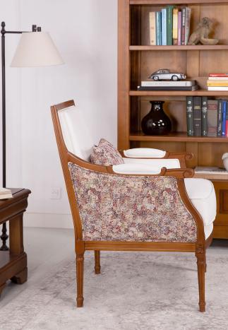 Sillón estilo Louis XVI en madera maciza de cerezo tapizado en tela de tapicería