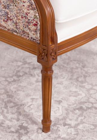 Sillón estilo Louis XVI en madera maciza de cerezo tapizado en tela de tapicería