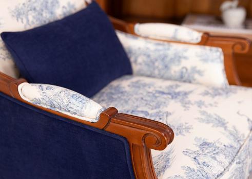 Sillón estilo Luis XVI en madera maciza de cerezo Toile jouy