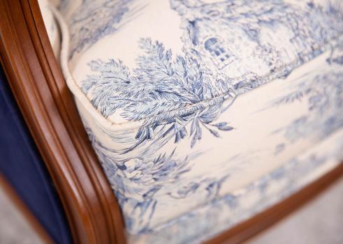 Sillón estilo Luis XVI en madera maciza de cerezo Toile jouy