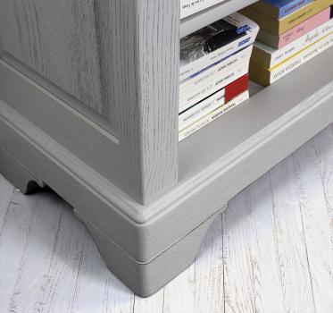 Mueble TV Paulo fabricado en madera de roble macizo al estilo Louis Philippe acabado cepillado gris
