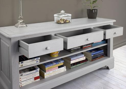 Mueble TV Paulo fabricado en madera de roble macizo al estilo Louis Philippe acabado cepillado gris