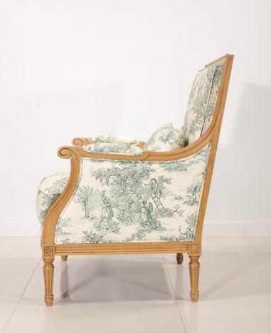 Sillón estilo Louis XVI de roble macizo con tela Toile de Jouy